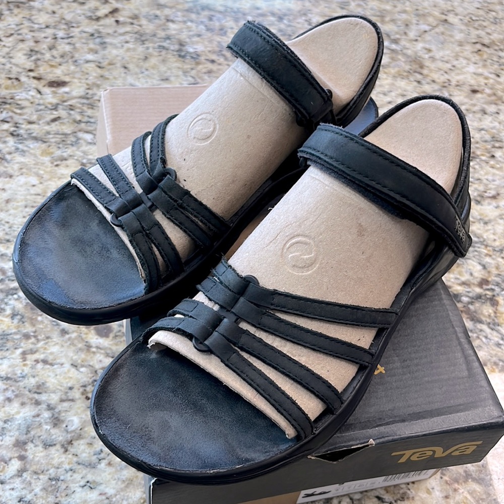 Teva women’s Elzada sandal Lea black, size 9